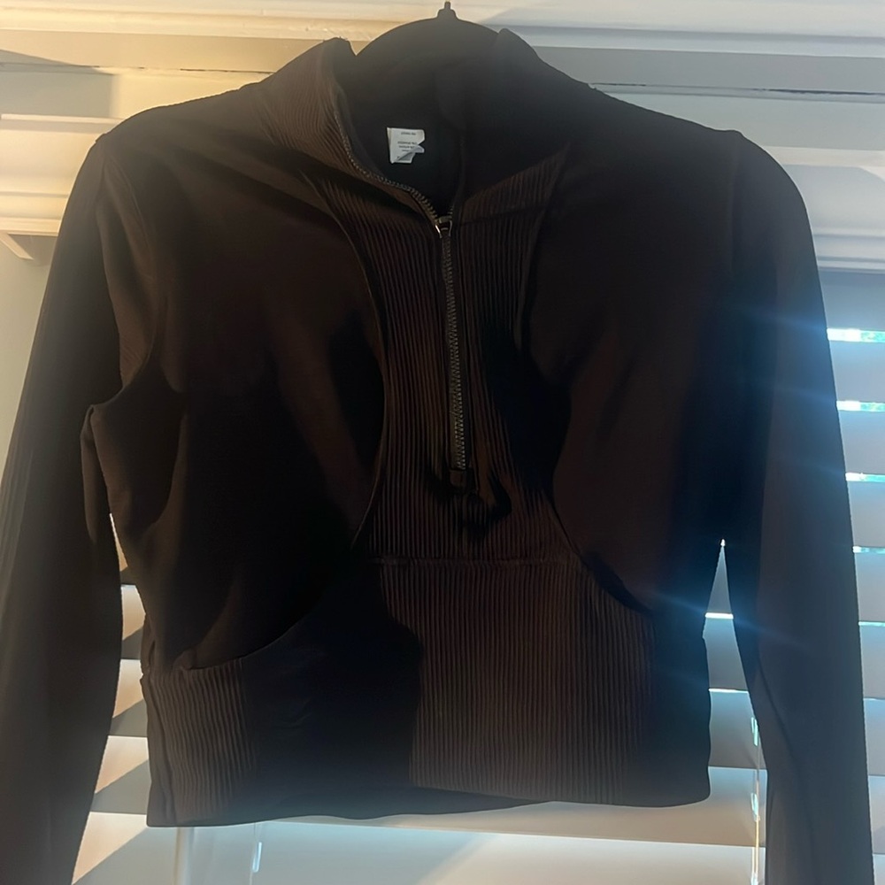 Black athletic crop top long sleeve